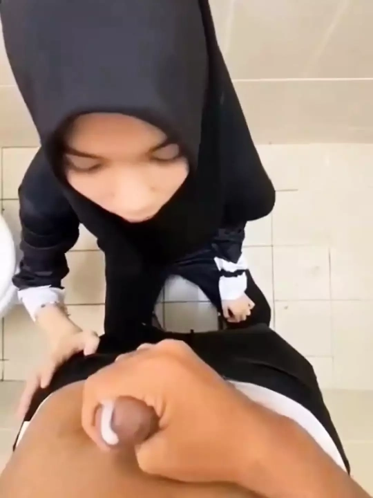 Okul Tuvaletinde Küçük Türbanlıya Sakso Çektiriyor